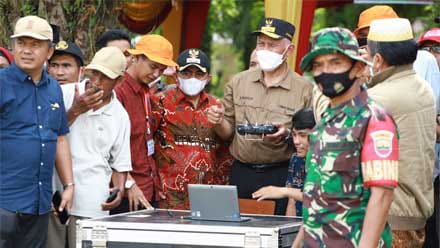 Pertama di Sumatera! Buya Mahyeldi Luncurkan Drone Sprayer Kelompok Tani 