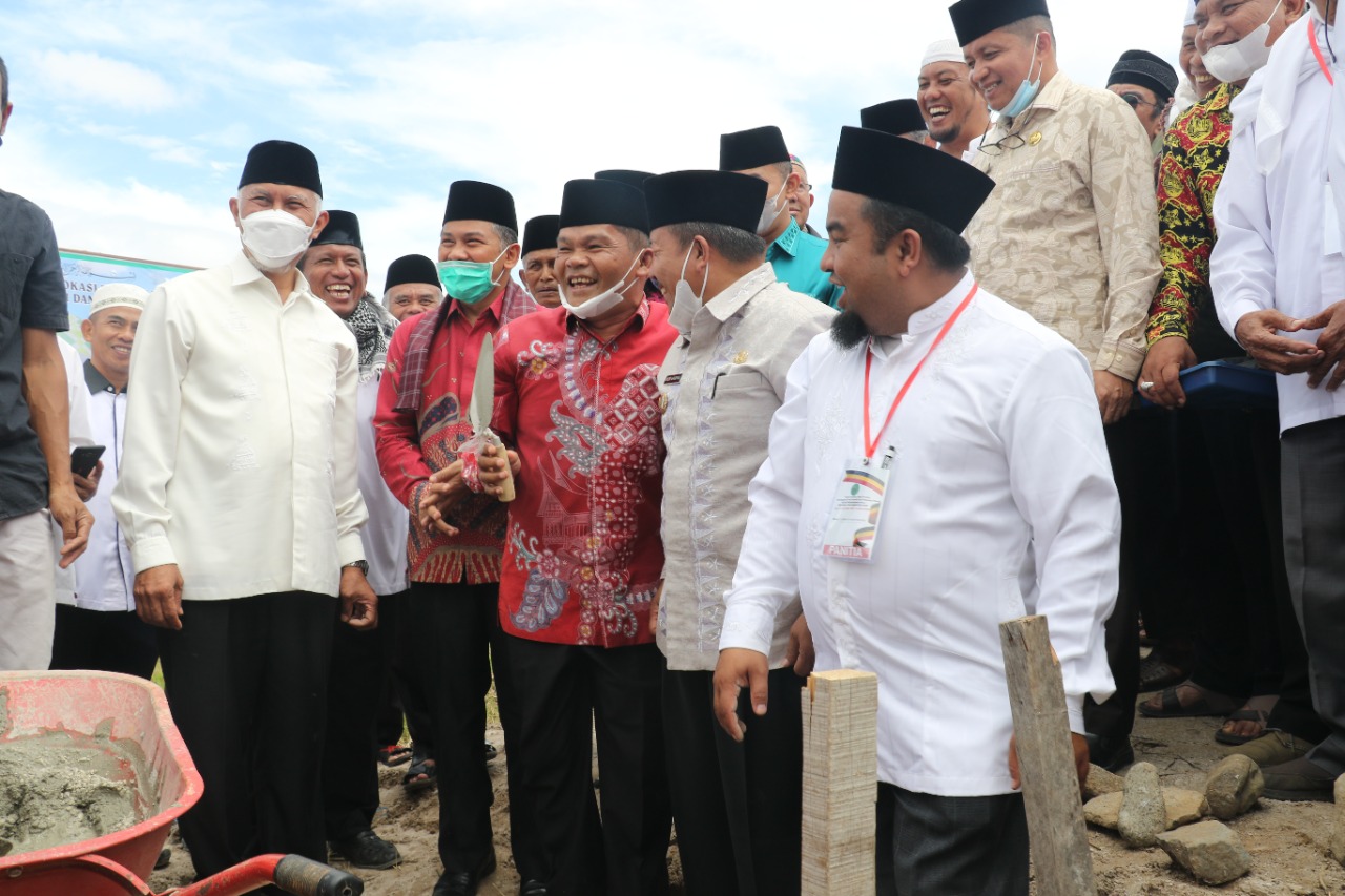 Gubernur Mahyeldi Letakan Batu Pertama Pembangunan Pusat Dakwah di Pakan Sinayan