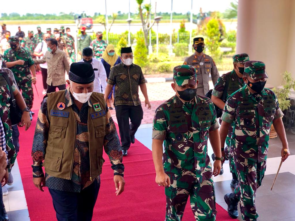 Disambut Mahyeldi-Audy, KSAD Jenderal TNI Dudung Abdurachman Kunjungi Korban Gempa Pasaman