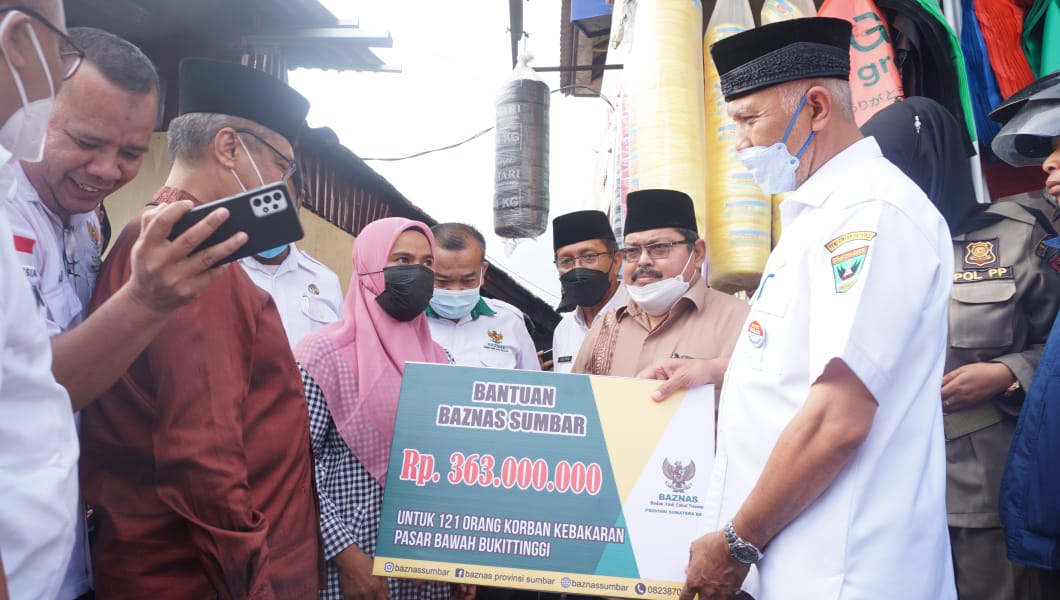 Gubernur Sumbar Salurkan Bantuan Korban Kebakaran Pasar Bawah Bukittinggi