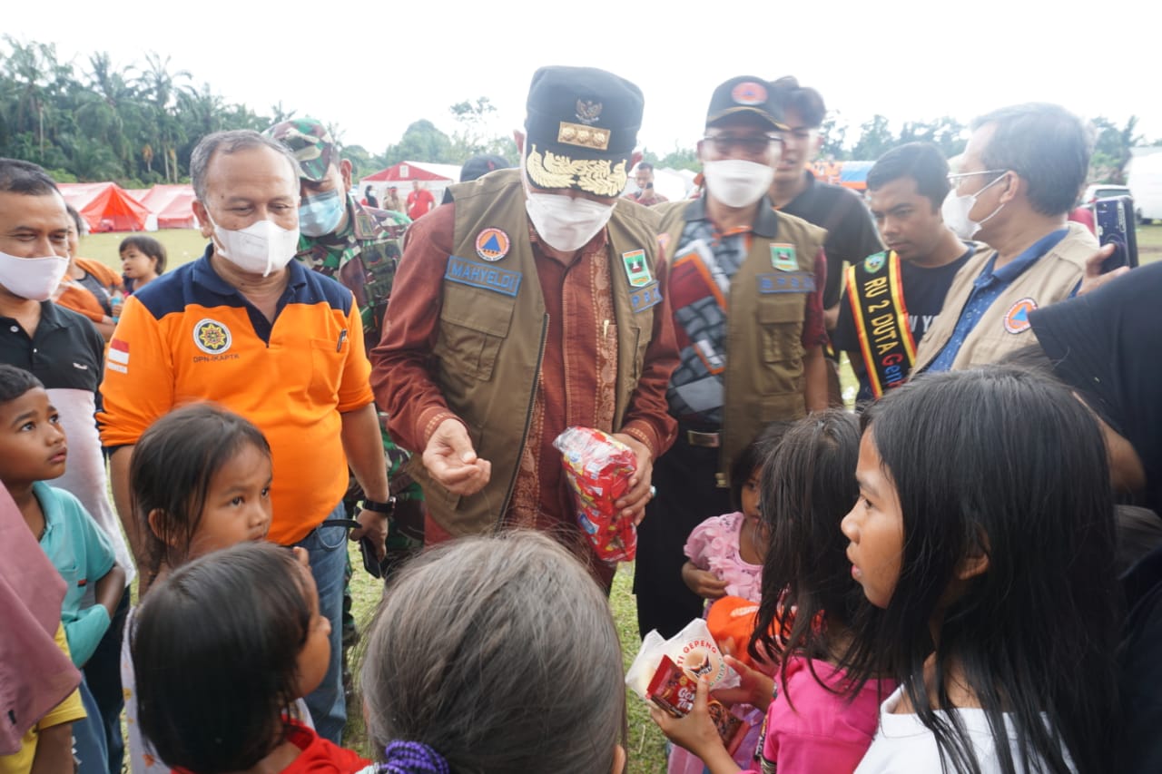 Gubernur Mahyeldi Hibur Anak-anak Korban Gempa Pasaman dan Cek Dapur Umum