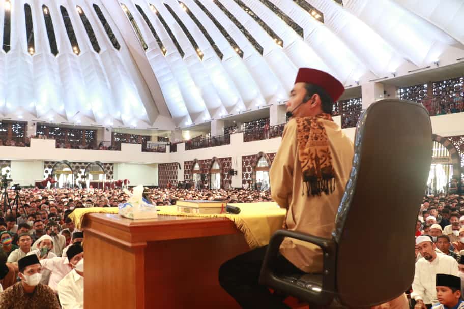 Puluhan Ribu Jamaah Padati Tausiyah UAS di Masjid Raya Sumbar