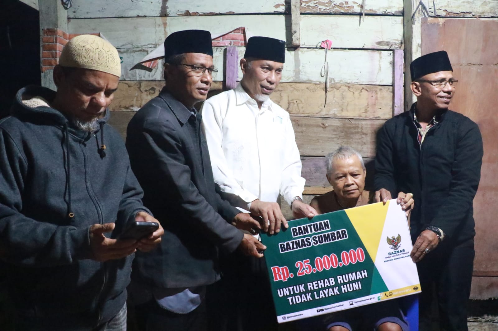 Singgah Sahur di Sungai Lundang, Gubernur Mahyeldi Salurkan Bantuan Untuk Warga Pra Sejahtera