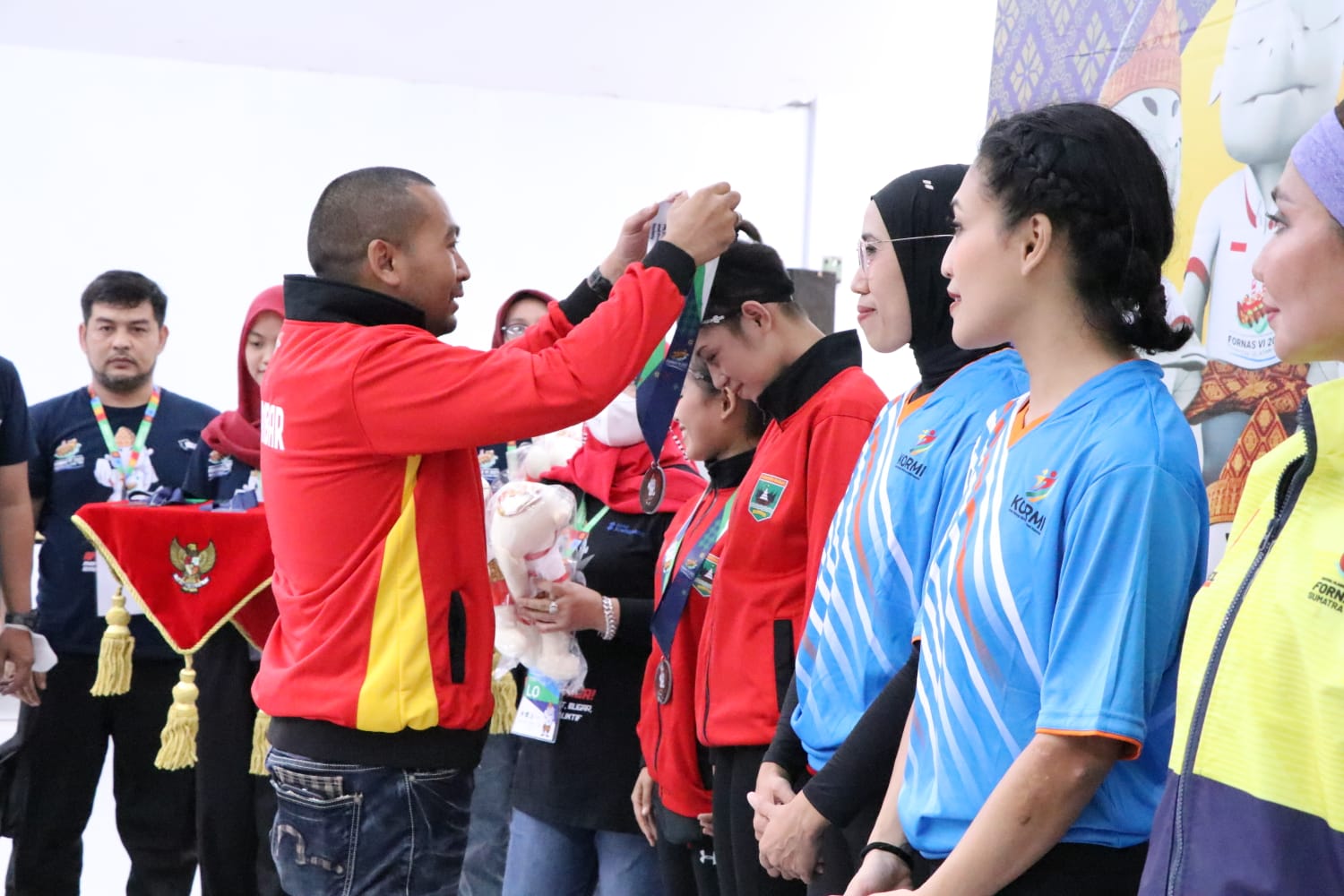 Atlet Menembak Sumbar Raih Perunggu di Hari ke-2 Fornas VI, Medali Dikalungkan Wagub Audy