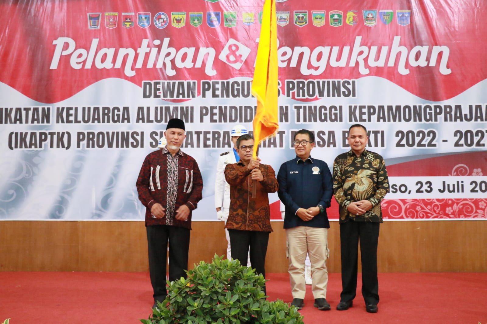 Kukuhkan Pengurus IKAPTK Sumbar, Gubernur Mahyeldi: Alumni IPDN Bisa Jawab Tantangan Perekonomian Nasional