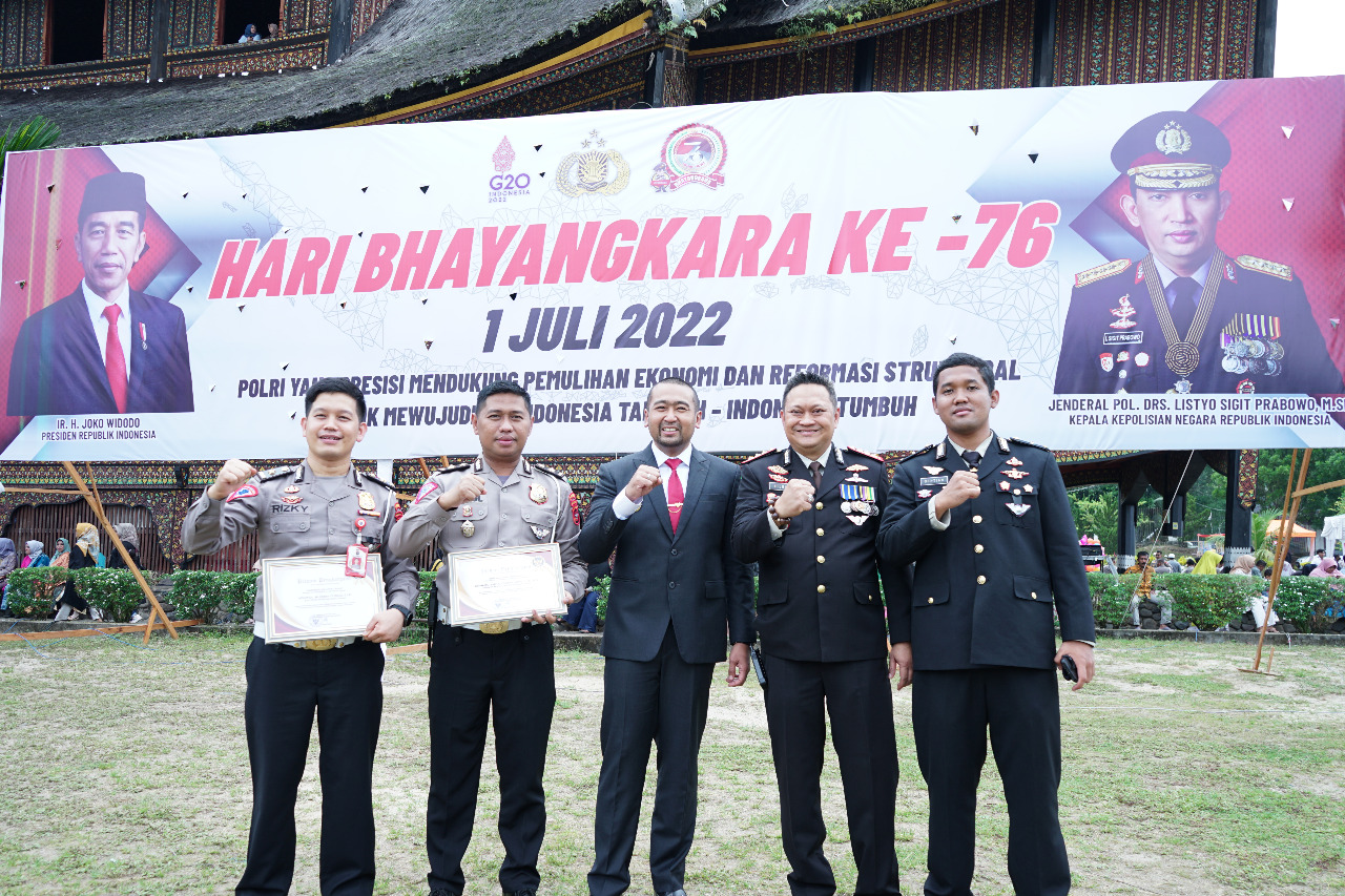 Pemberian Piagam Penghargaan Atas Keberhasilan Dalam Pencapaian Pendapatan Daerah Terbaik Ketiga Tingkat Nasional dari Gubernur Sumatera Barat (diwakili Wakil Gubernur Sumatera Barat) kepada Direktur 