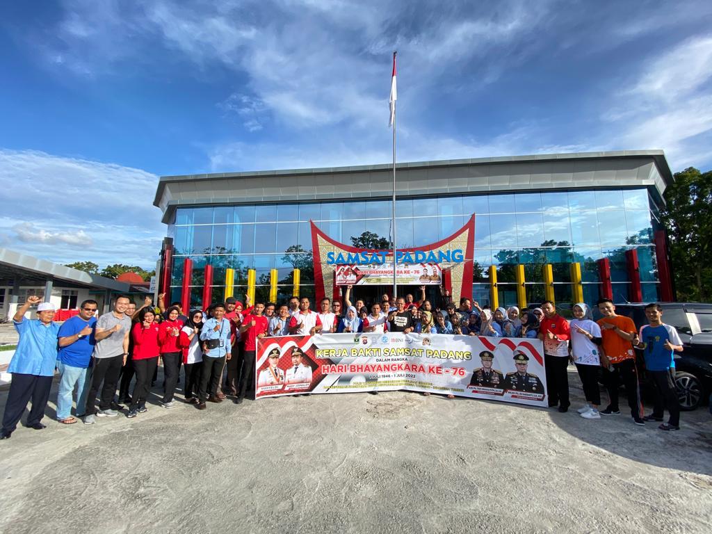 Kerja Bakti dalam rangka memperingati hari Bayangkara ke 76 di Samsat Padang