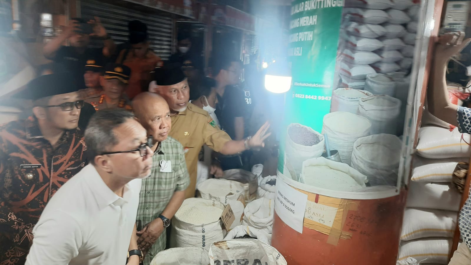 Tinjau Pasar Raya Padang, Menteri Zulhas dan Buya Mahyeldi Bagi-bagi Sembako