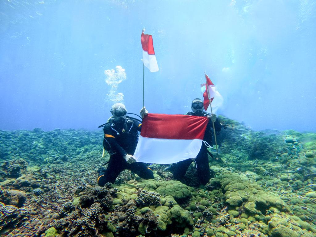 Gubernur dan Wagub Sumbar Kibarkan Merah Putih di Dasar Laut Samudera Hindia