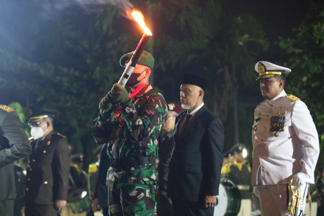 Gubernur Mahyeldi Ikuti Apel Kehormatan dan Renungan Suci di TMP Kusuma Negara