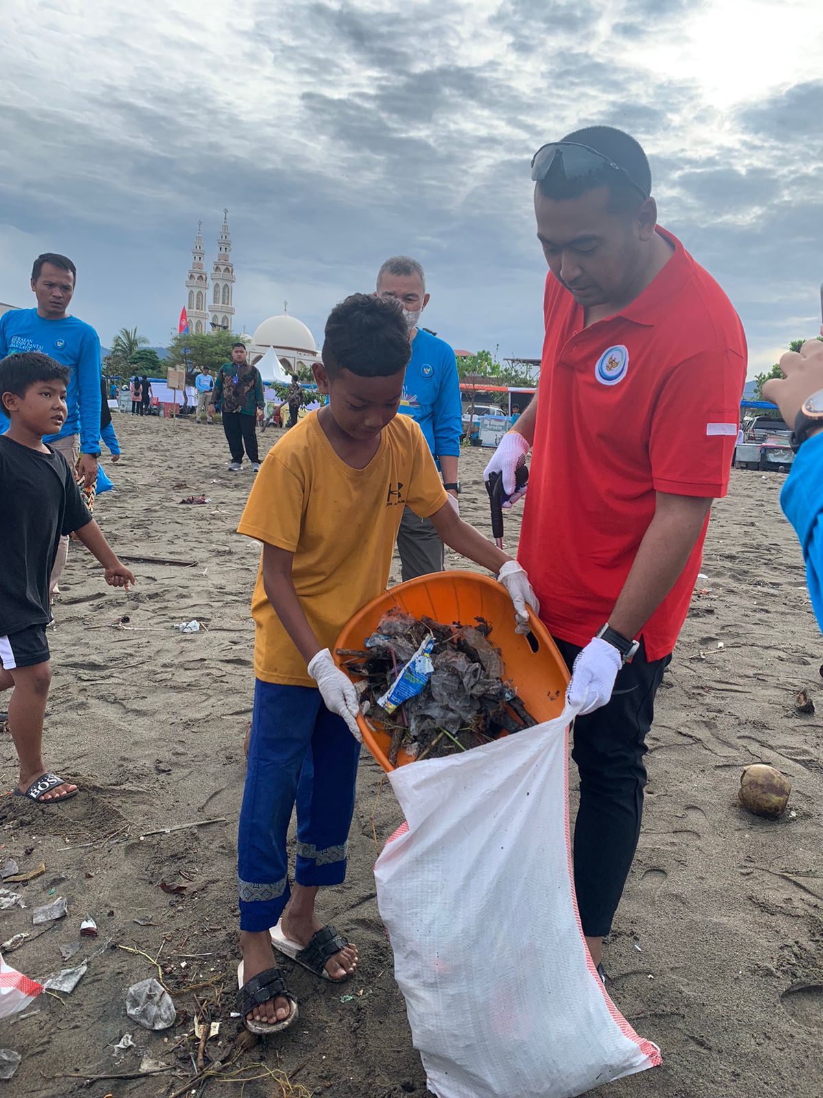Aksi Cinta Laut, Wagub Audy dan 380 Relawan Pungut 2 Ton Sampah di Pantai Puruih