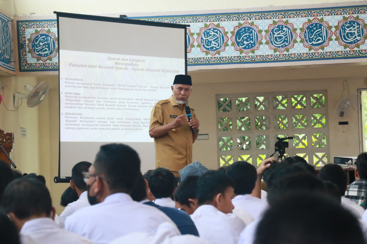 Gubernur Sumbar Beri Edukasi ABS-SBK di SMAN 1 Padang 