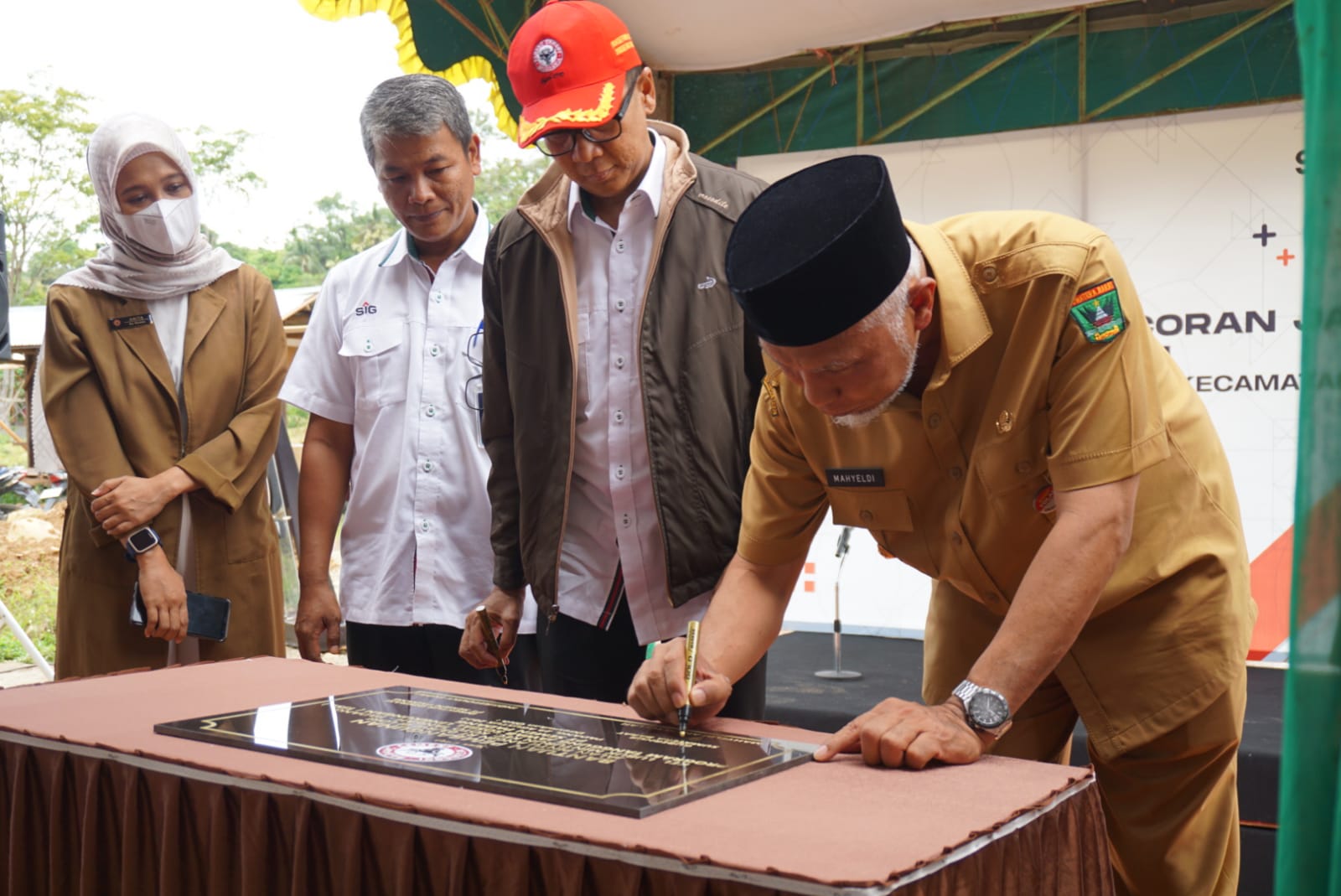 Resmikan Pengecoran Jalan Pesantren Darul Ulum, Gubernur Sumbar: Jadikan Lori Kawasan Religius