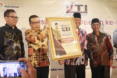 Dinilai Dekat dan Informatif Kepada Media, Gubernur Sumbar Raih Anugerah dari IJTI