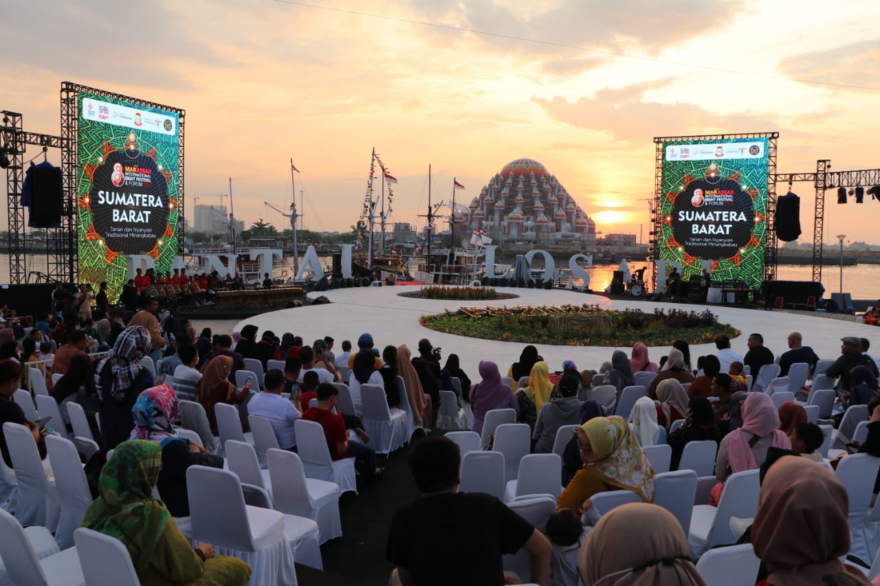 Ribuan Pengunjung Apresiasi Atraksi Seni Budaya Minangkabau di Makassar International Eight Festival 