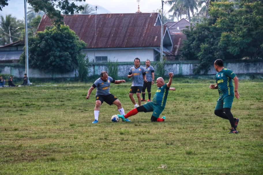 Lakukan Pertandingan Persahabatan Gubernur dan Walikota Solok Tinjau Langsung Stadion Marahadin