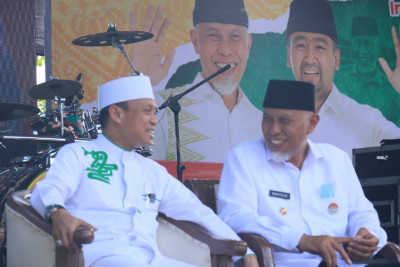 Ribuan Masyarakat Padati GOR Haji Agus Salim Dengarkan Tausyiah Das'ad Latief