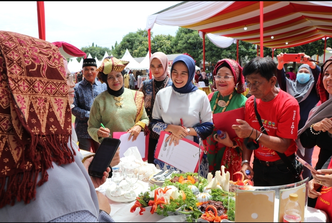 Menjadi Juri Kehormatan di Festival Marandang, Ibu Wagub Apresiasi Antusiasme Perantau