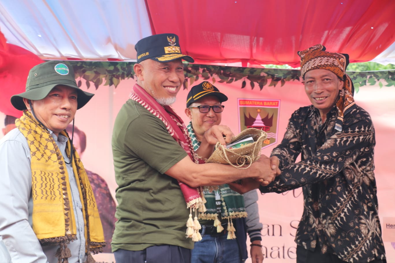 Lestarikan Hutan dan Sejahterakan Masyarakat, Gubernur Buka Festival Perhutanan Sosial di Batu Busuak