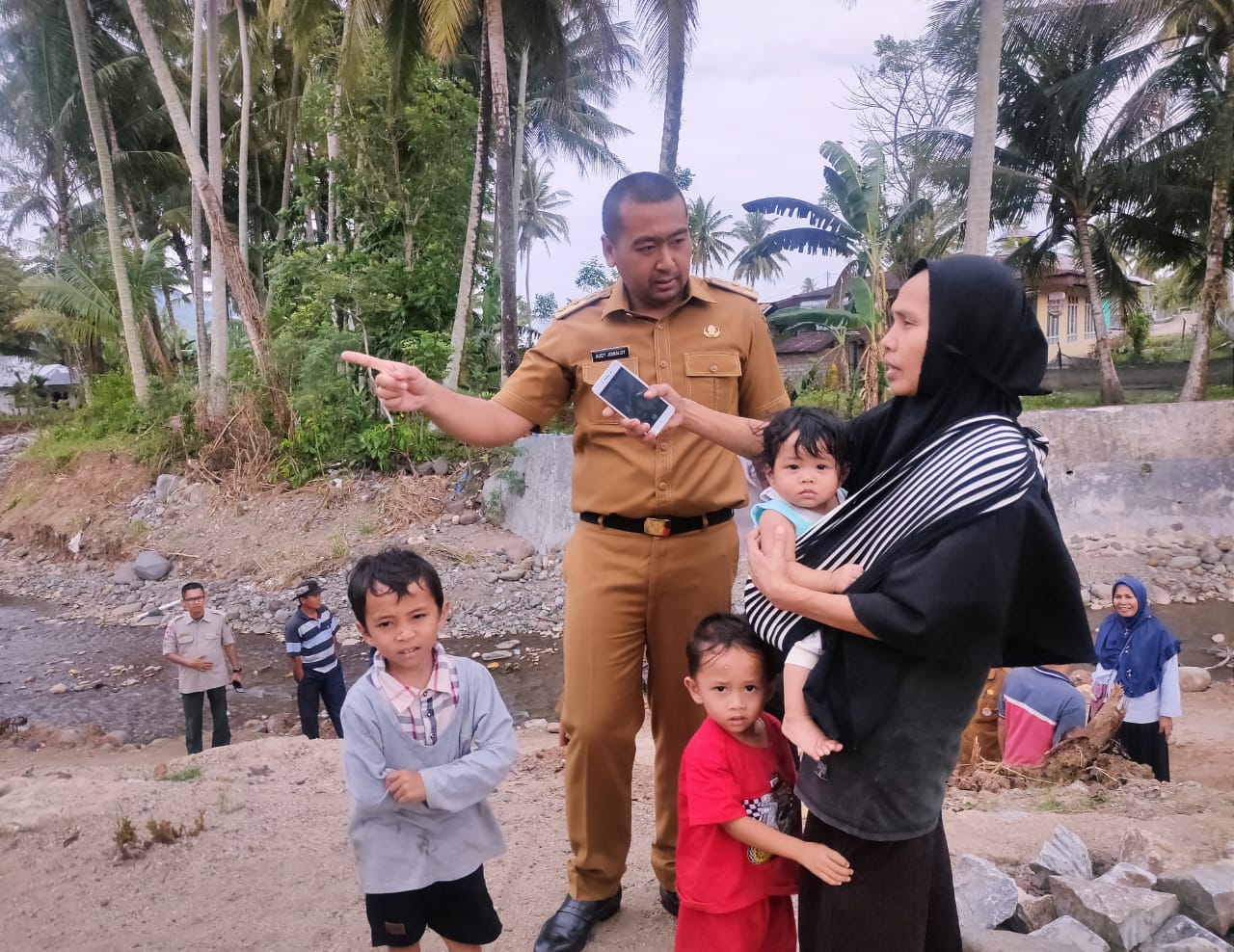 Wagub Sumbar Sambangi Korban Banjir Bandang Koto Sani, Kabupaten Solok