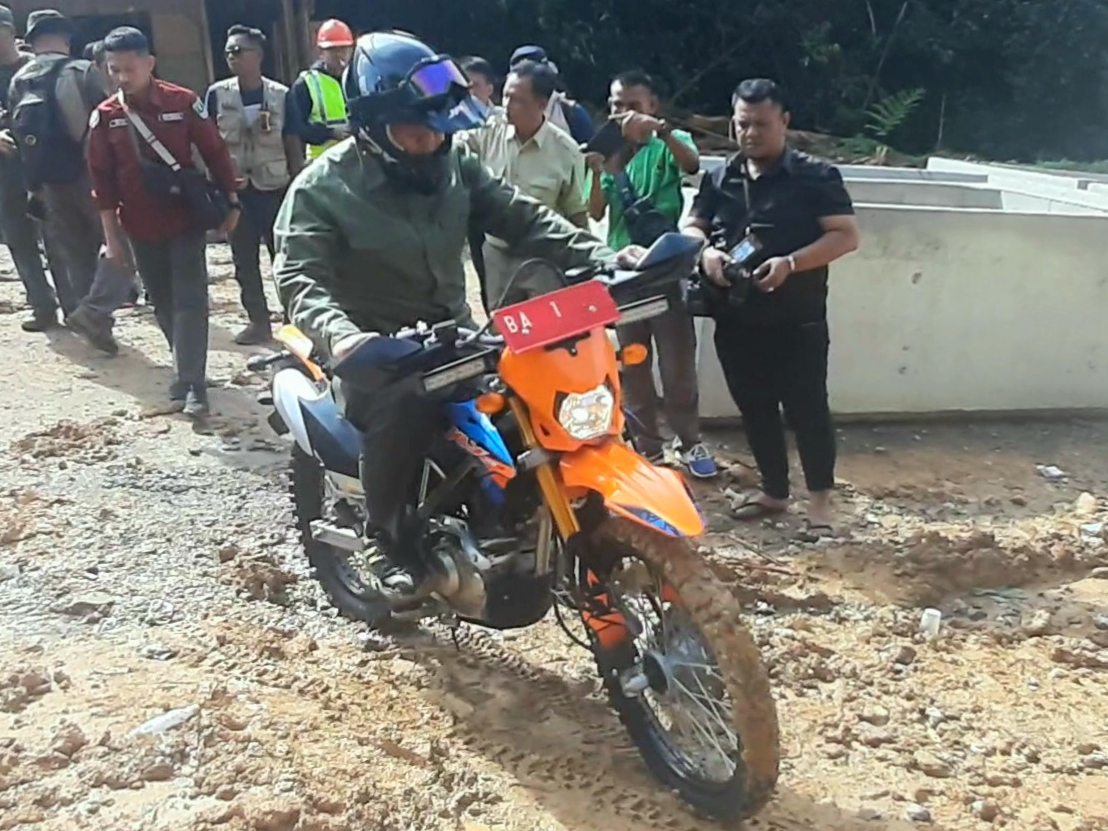 Gubernur Mahyeldi Pakai Motor Trail, Tinjau Jalan Tembus Alahan Panjang - Bayang