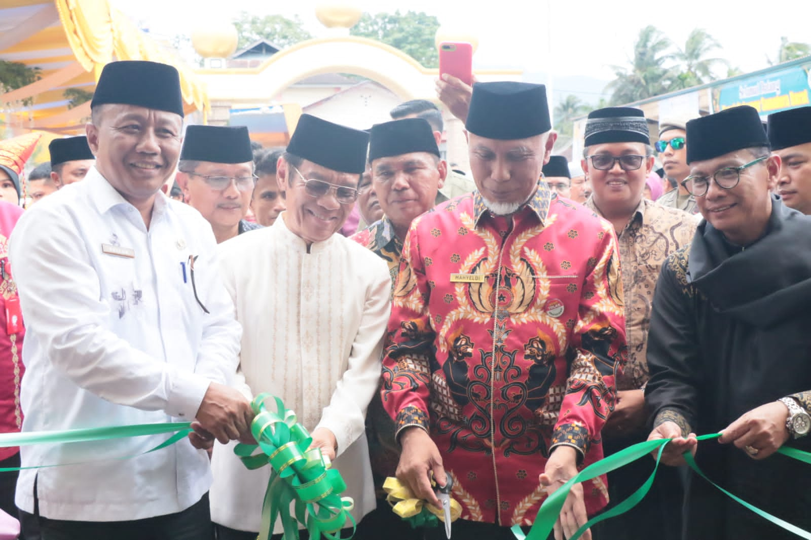 Gubernur Mahyeldi Resmikan Masjid Sekaligus Sosialisasikan Germas di Agam