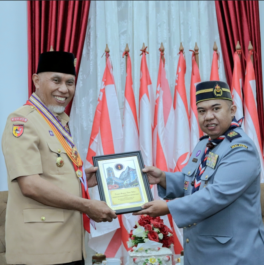 Gubernur Mahyeldi Terima Penghargaan dari Pengakap Negeri Sabah, Malaysia