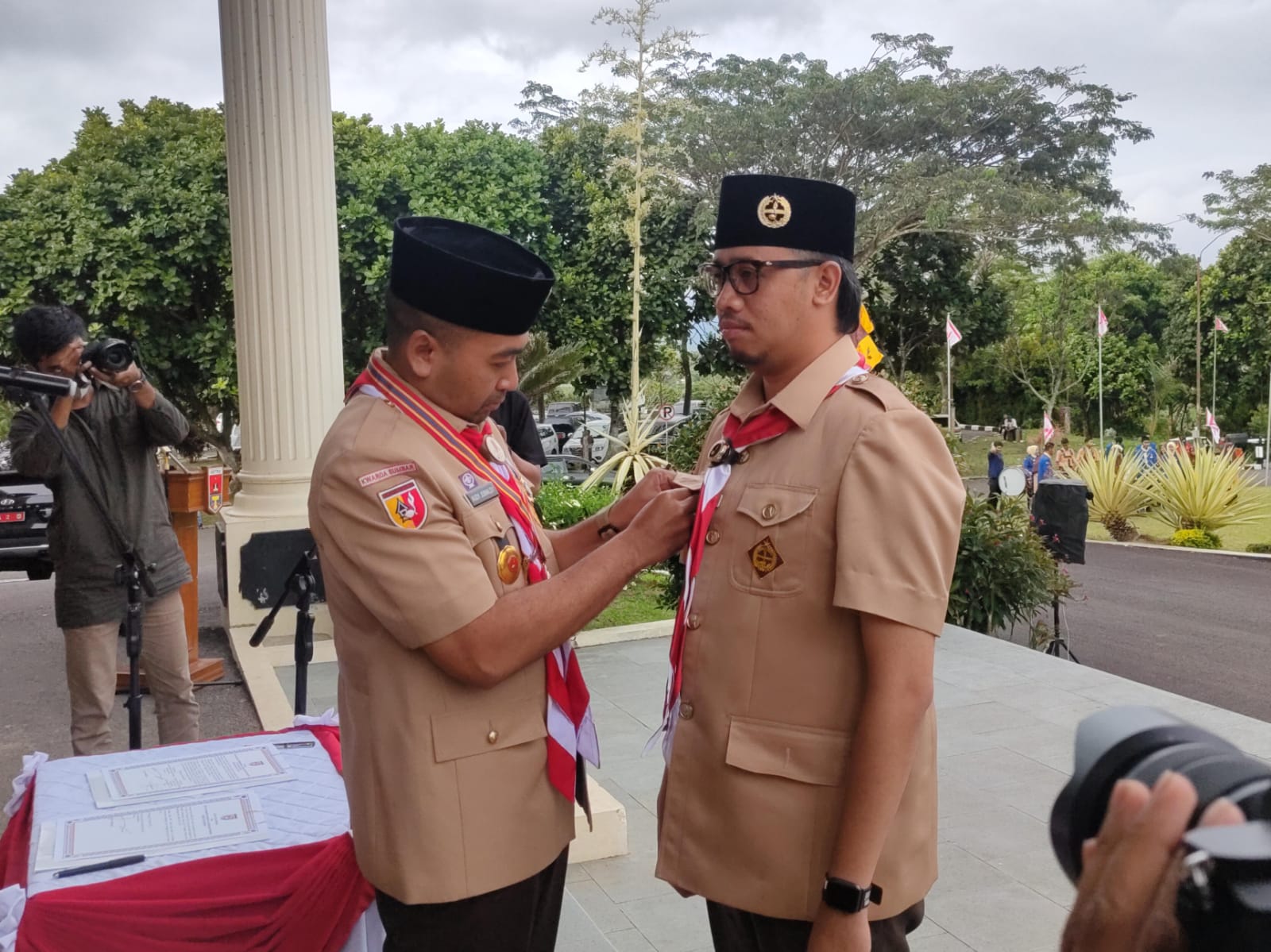 Audy Joinaldy Sematkan Lencana Darma Bakti Pada Kamabicab Gerakan Pramuka Bukittinggi 