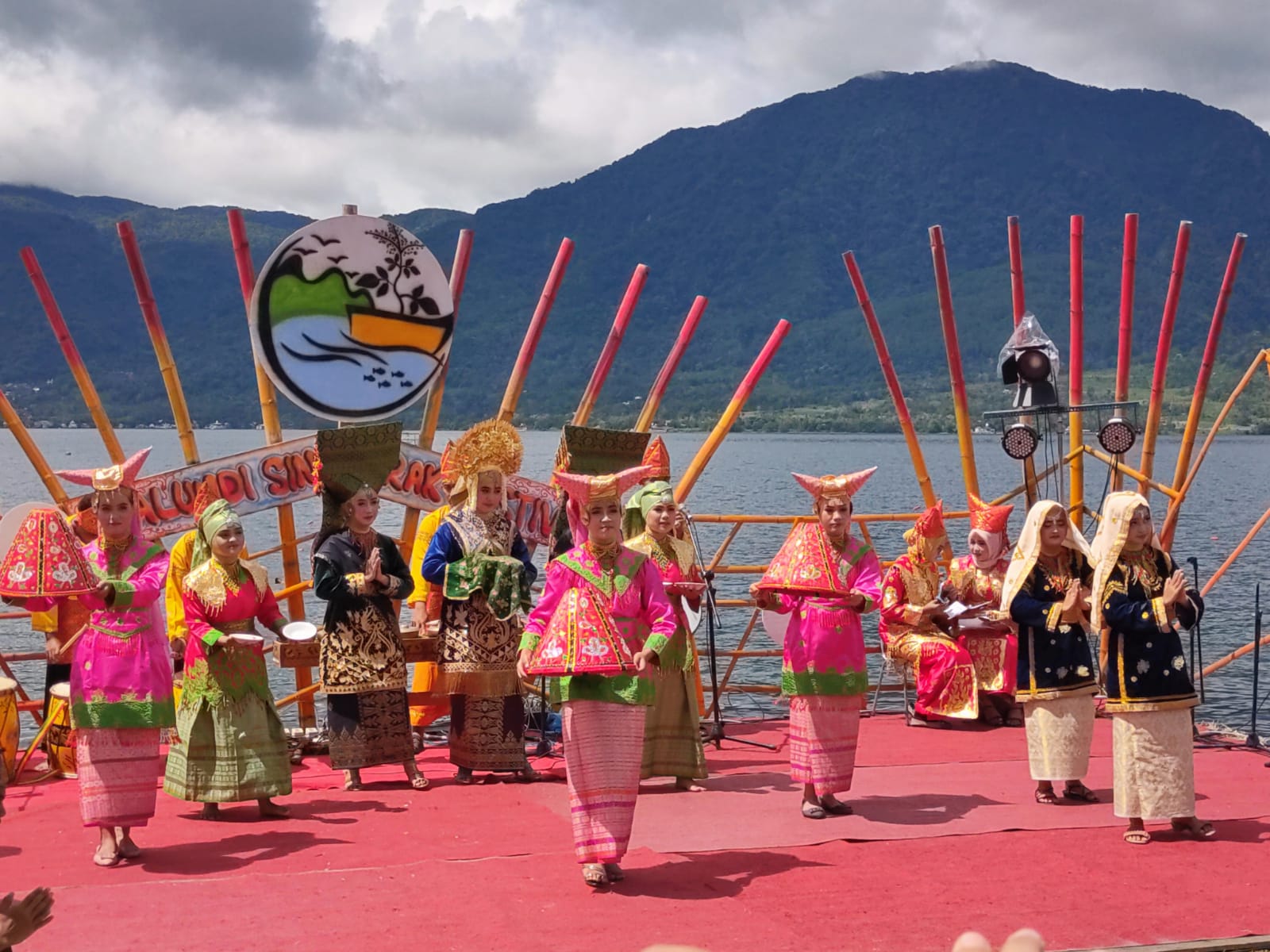 Galundi Singkarak Festival, Kreasi Seni Budaya Minangkabau Berlatar Keindahan Sawah, Bukit dan Danau