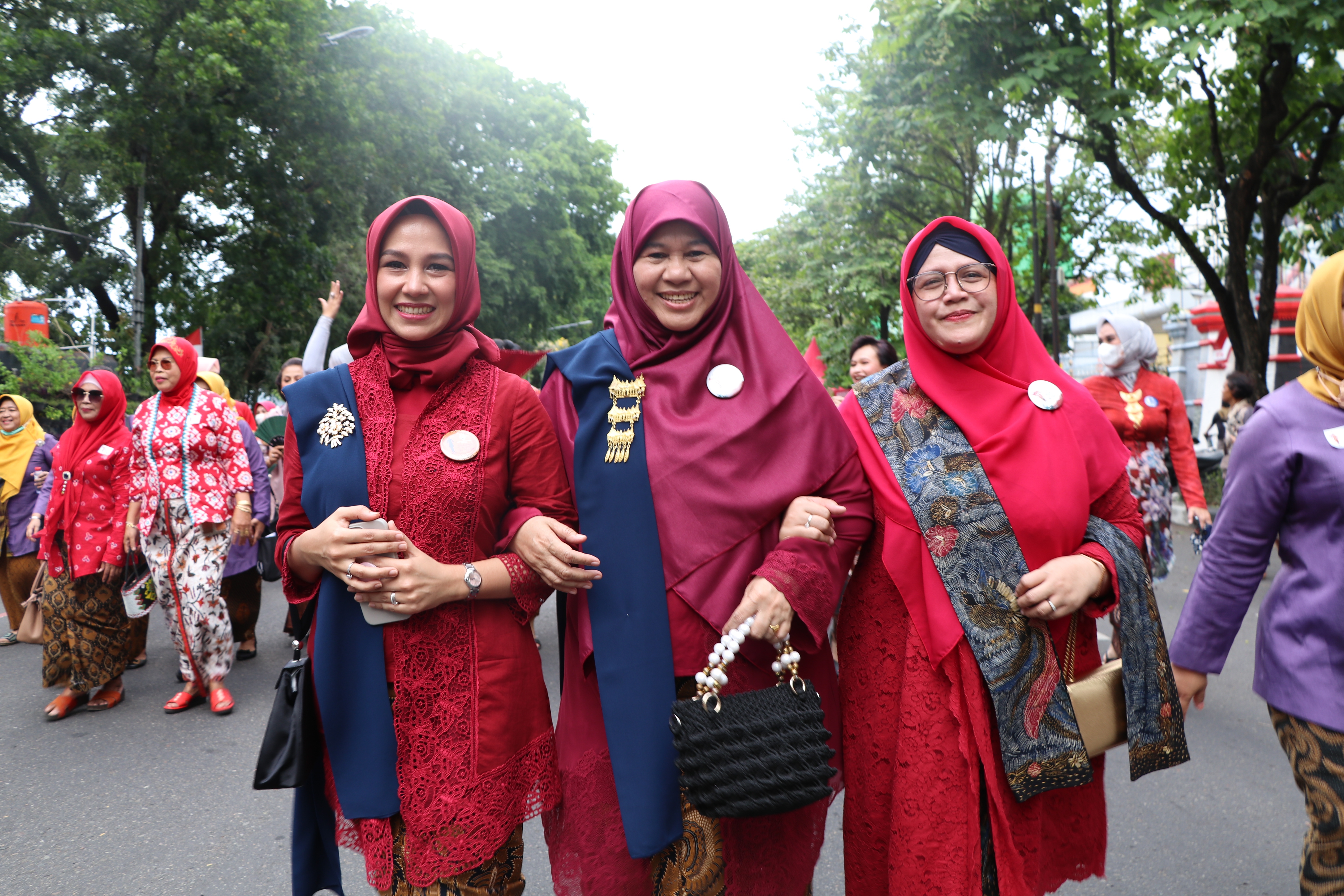 Ummi Harneli dan Ibu Amel Hadiri Acara Hari Batik dan Berkebaya Bersama Ibu Negara