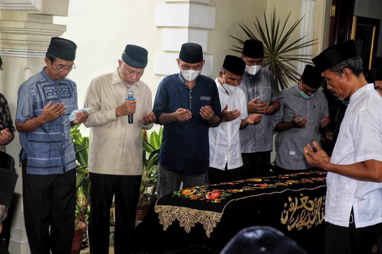 Gubernur Sumbar Lepas Almarhum Zuiyen Rais Ke Peristirahatan Terakhir 