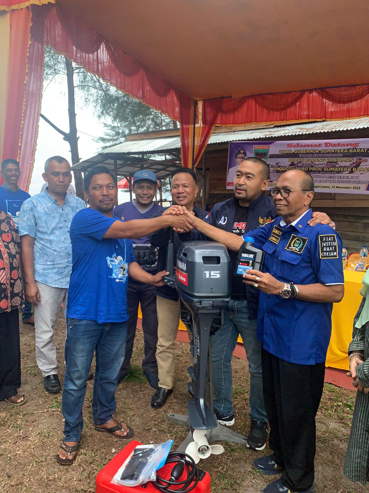 Wagub Audy Serahkan Bantuan Mesin Tempel Untuk Nelayan Padang Pariaman 