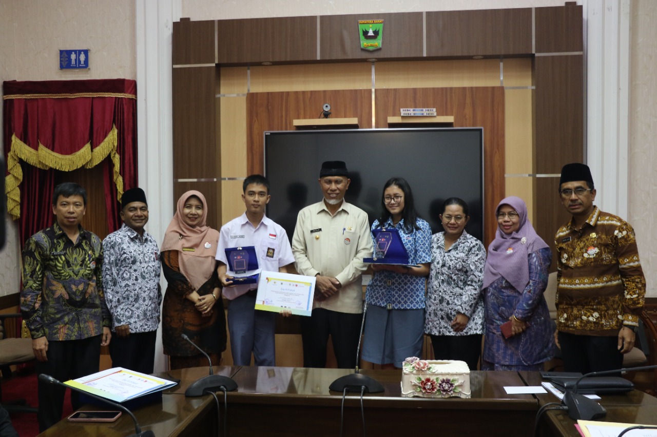 Gubernur Sumbar Serahkan Sertifikat dan Plakat Kepada 16 Siswa/i SMP dan SMA Pemenang Lomba Tahun Toleransi 2022.