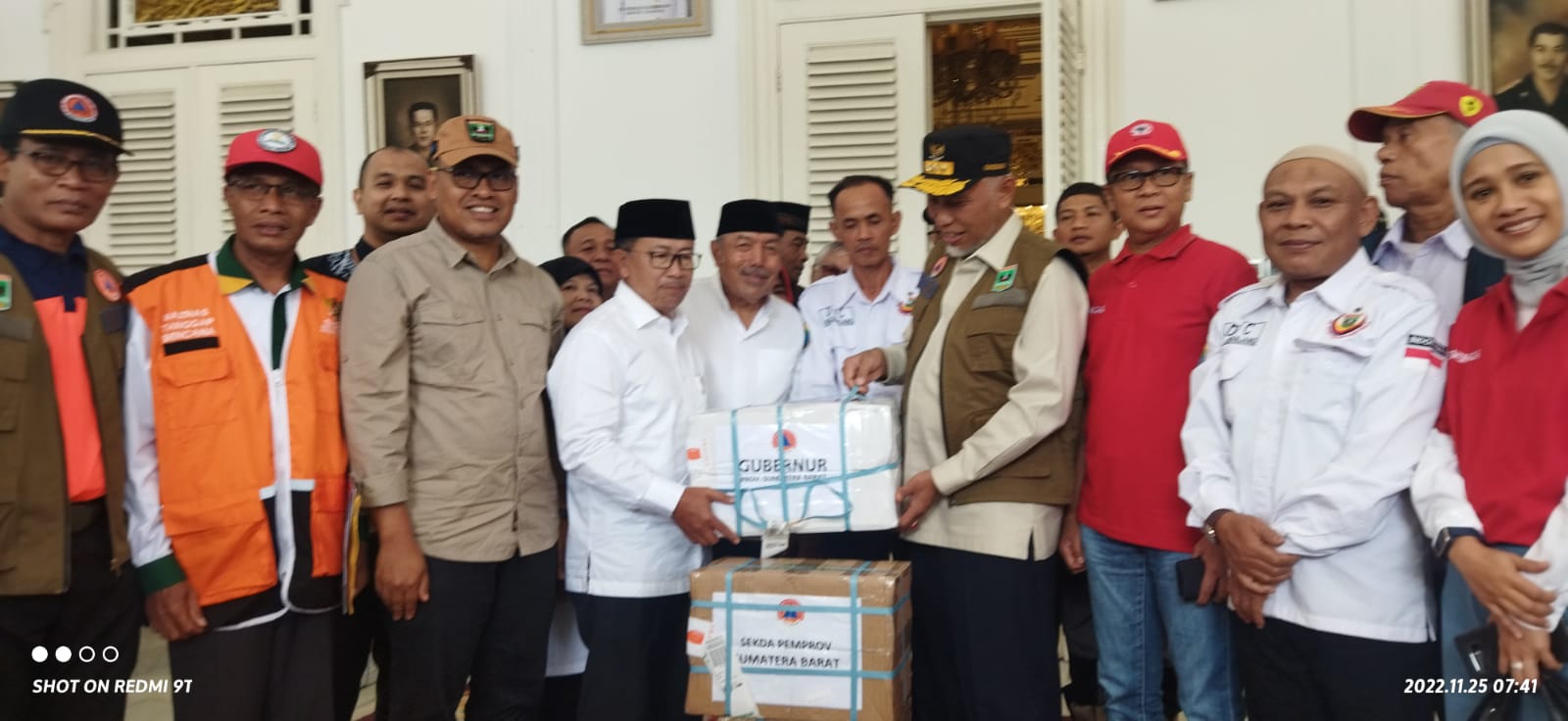 Gubernur Sumbar Serahkan 1,2 Ton Randang Bantuan Masyarakat Sumbar ke Bupati Cianjur