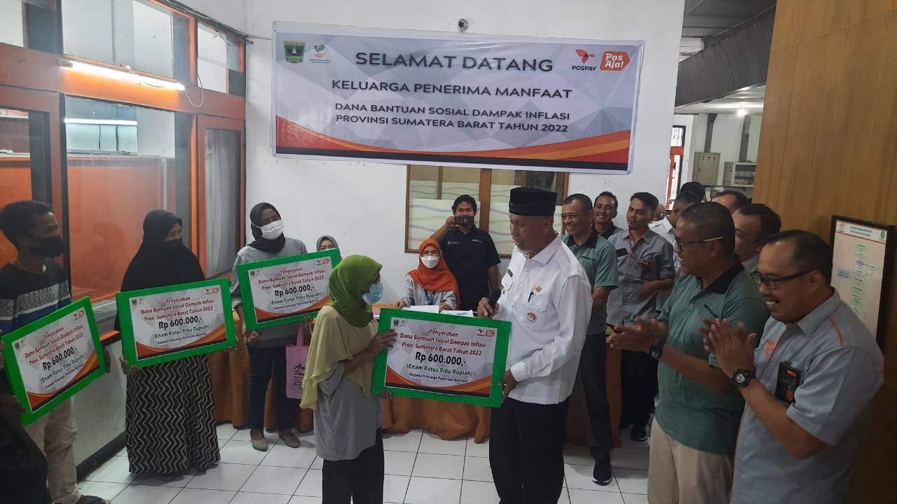 Gubernur Sumbar Serahkan Dana Bantuan Sosial Dampak Inflasi