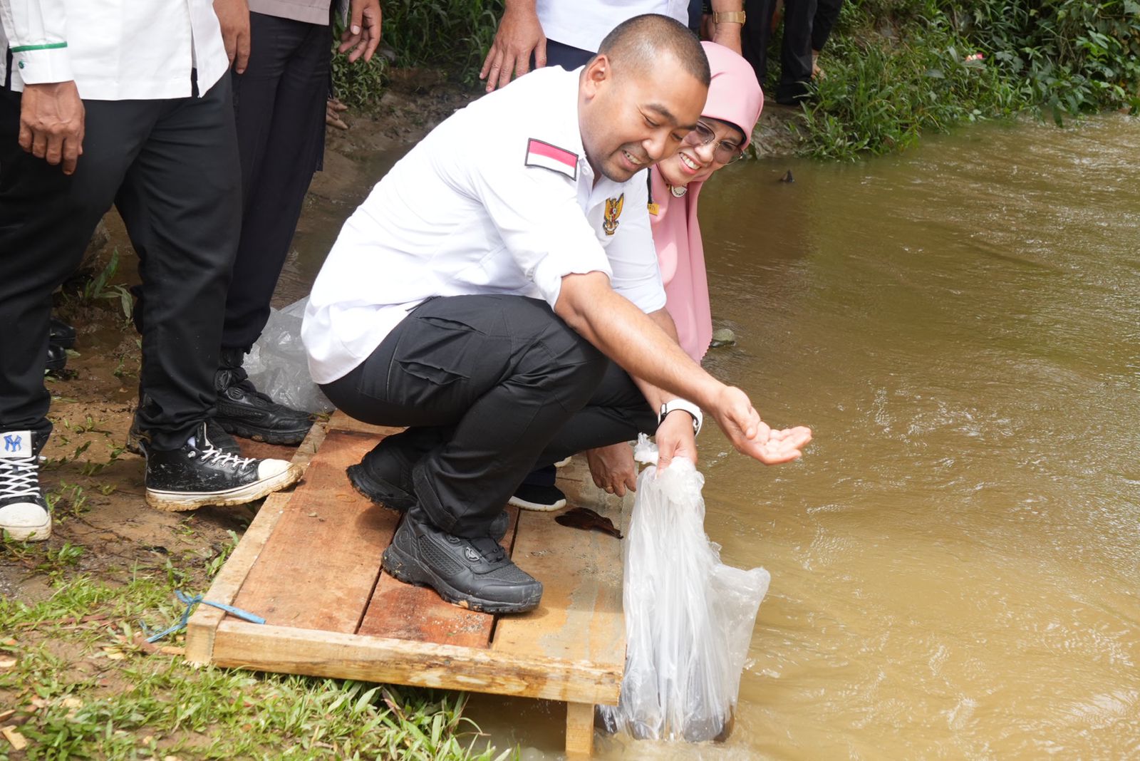 Genjot Ekonomi Masyarakat, Wagub Sumbar Lepaskan 15 Ribu Bibit Ikan di Nagari Sikabau