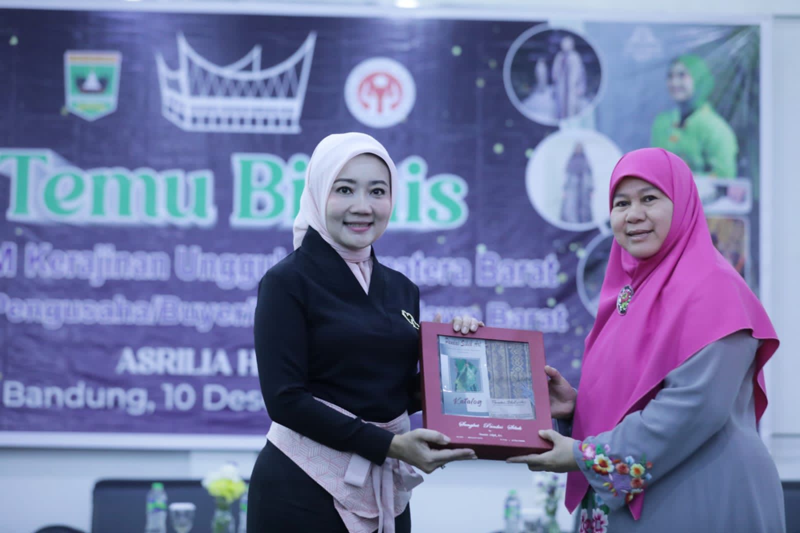 Umi Harneli Tawarkan Kerajinan Unggulan Sumbar di Acara Temu Bisnis UMKM di Bandung 