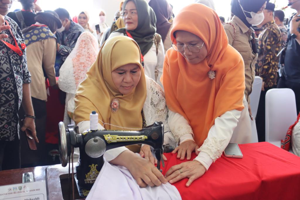 Umi Harneli Jahit Bendera Merah Putih, Jelang Peringatan Hari Ibu ke-94 di Bengkulu