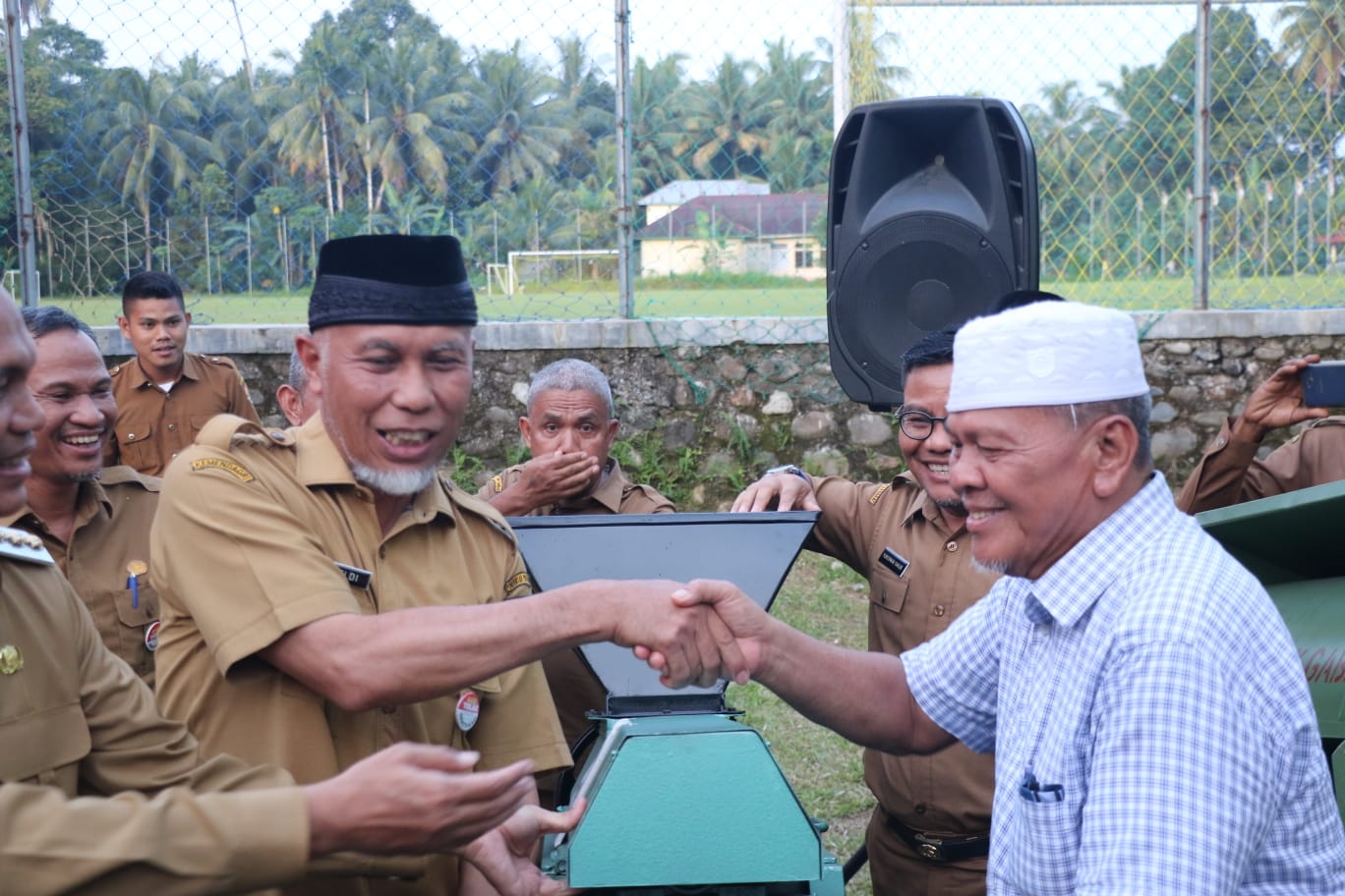 Tingkatkan Kesejahteraan Petani Sumbar, Gubernur Mahyeldi Serahkan Bantuan Alsintan