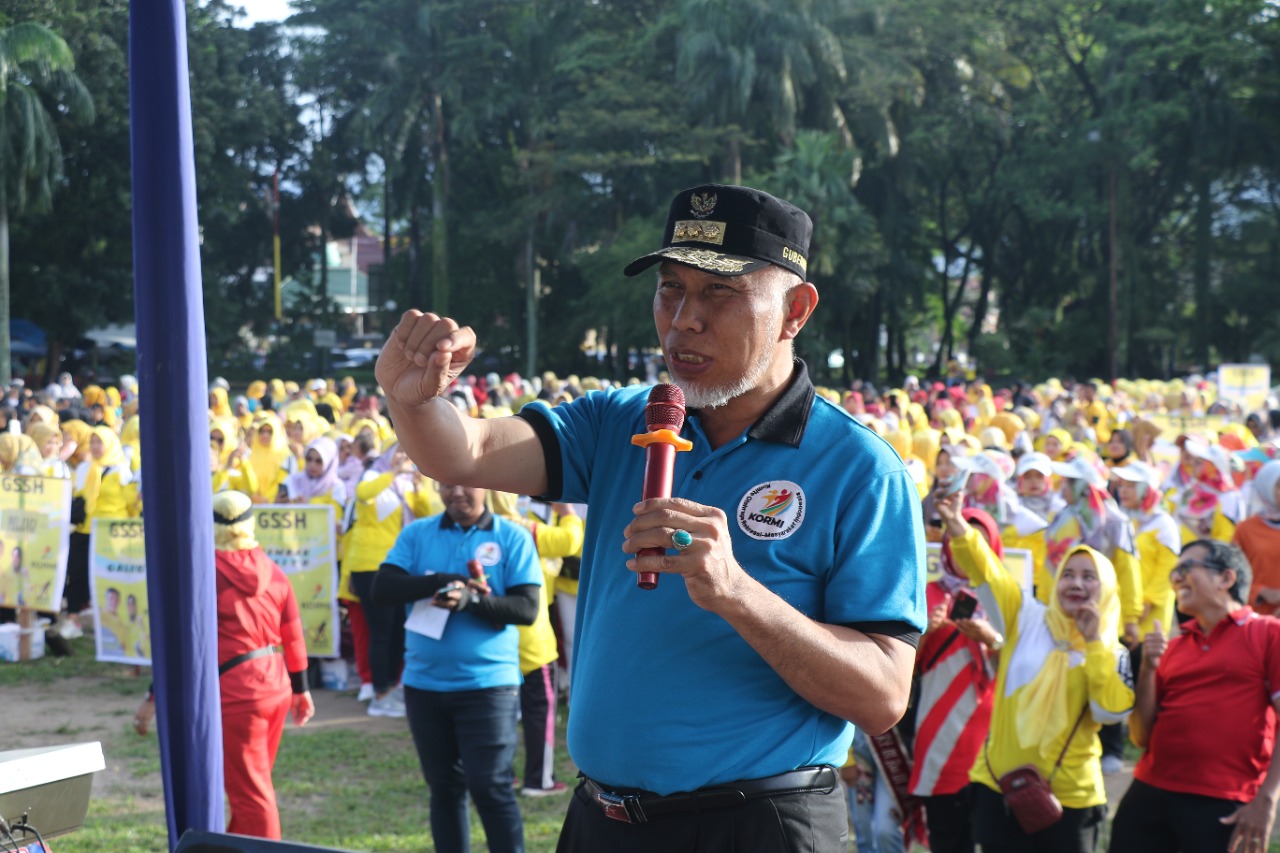 Gubernur Mahyeldi Bersama 2 ribu Warga Padang Ikuti Senam Massal Kormi