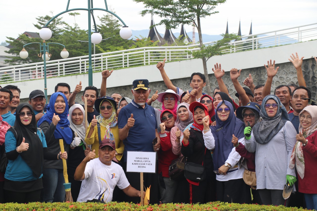 Jalan Santai dan Goro di Masjid Raya Sumbar, Buya Mahyeldi Gaungkan Semangat 'Sumatera Barat, Ayo Bersih' 