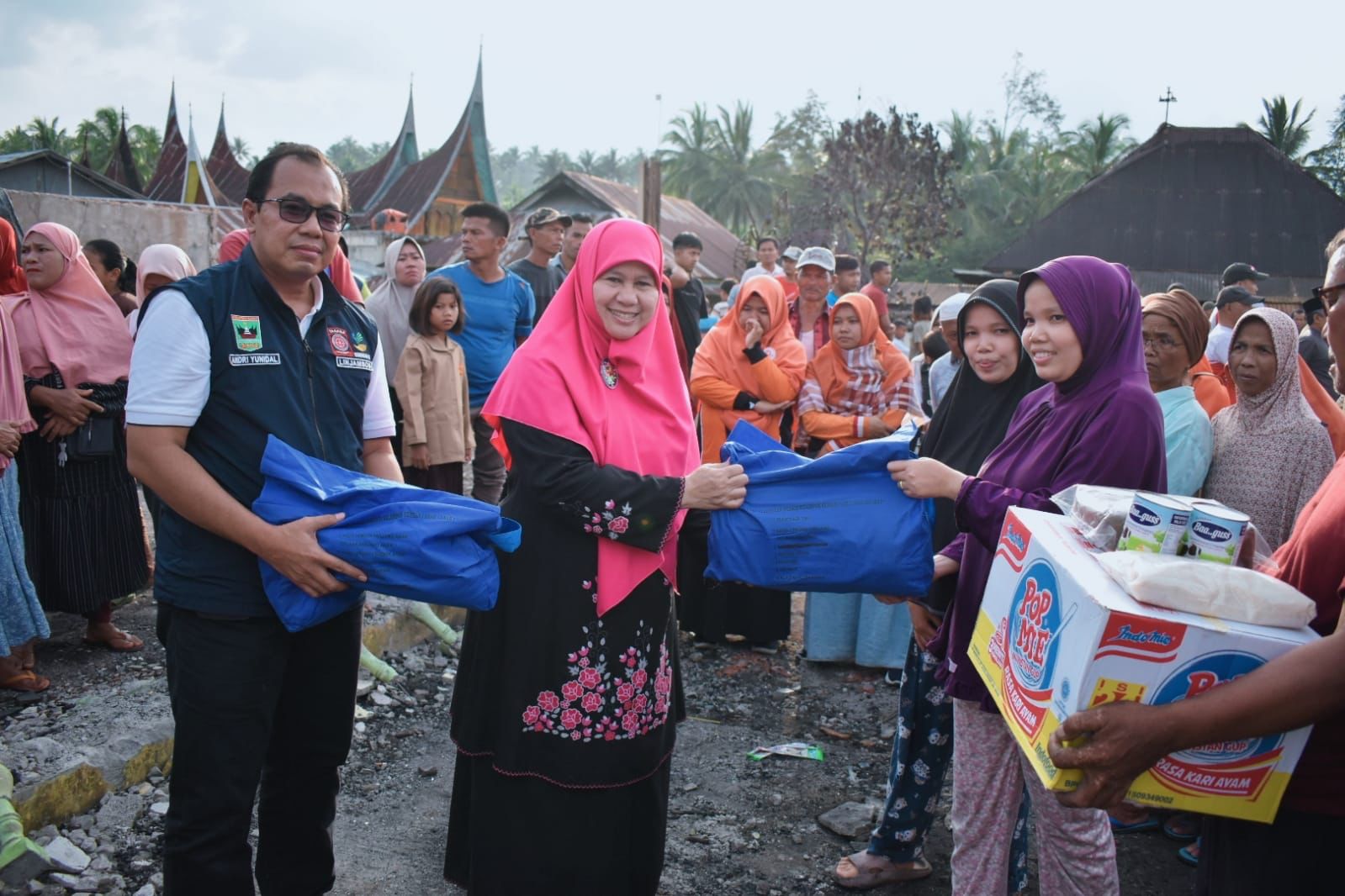 Lihat Korban Kebakaran di Cupak bersama Dinas Sosial, Ummi Harneli : Musibah Jangan Membuat Kita Patah Semangat