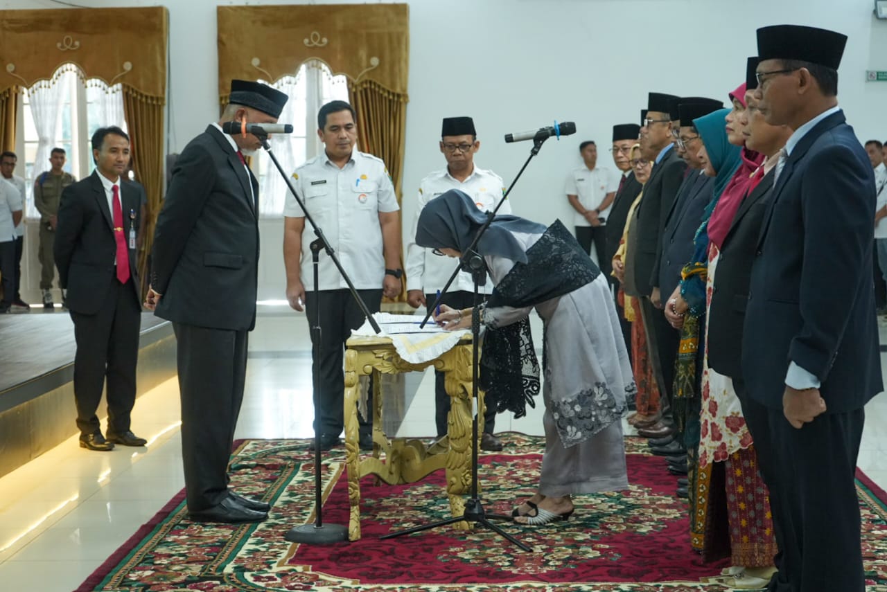 Gubernur Mahyeldi Lantik 11 Orang Pejabat Eselon 2 di Lingkup Pemprov. Sumbar