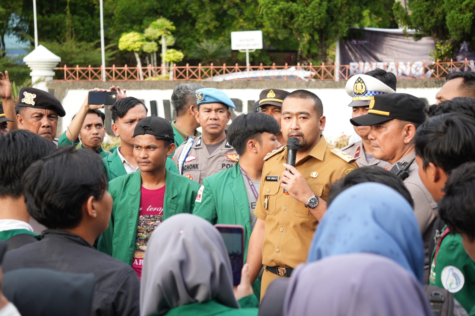 Dihadang Mahasiswa, Wagub Audy Ajak Audiensi Di Rumah Bagonjong 