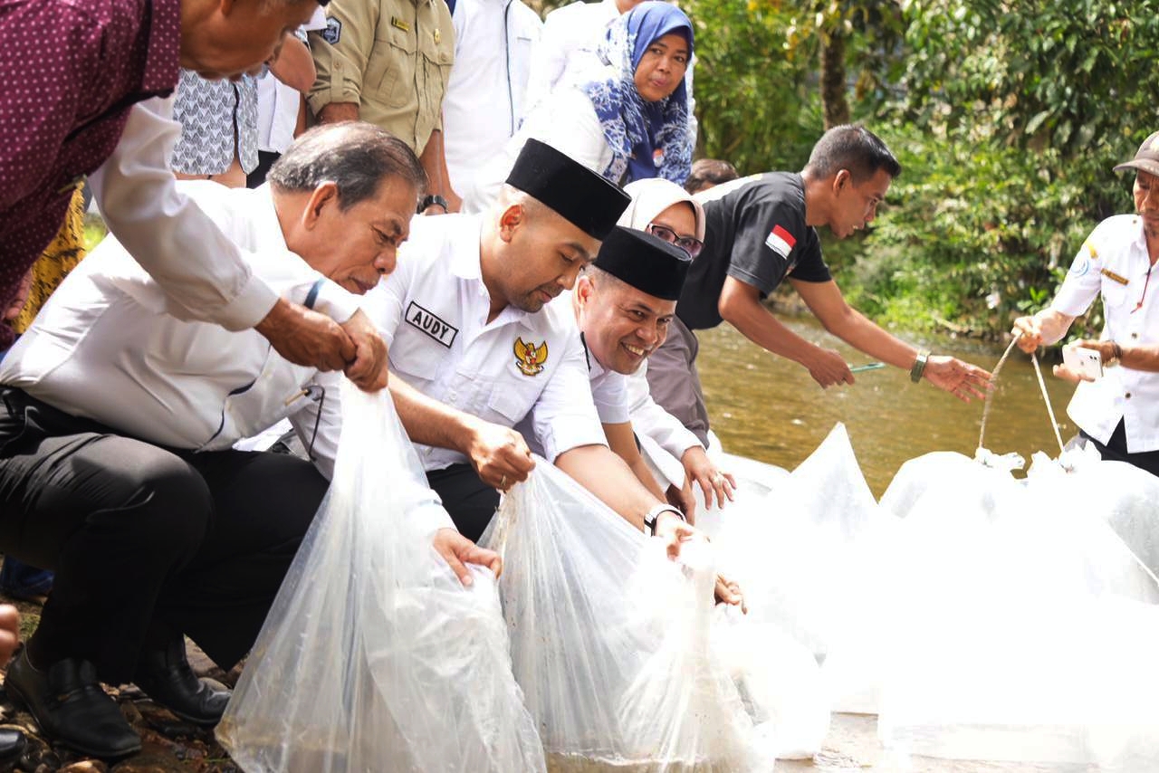 Wagub Audy Joinaldy Salurkan Bantuan Bibit dan Alsintan di Silantai, Sumpur Kudus 