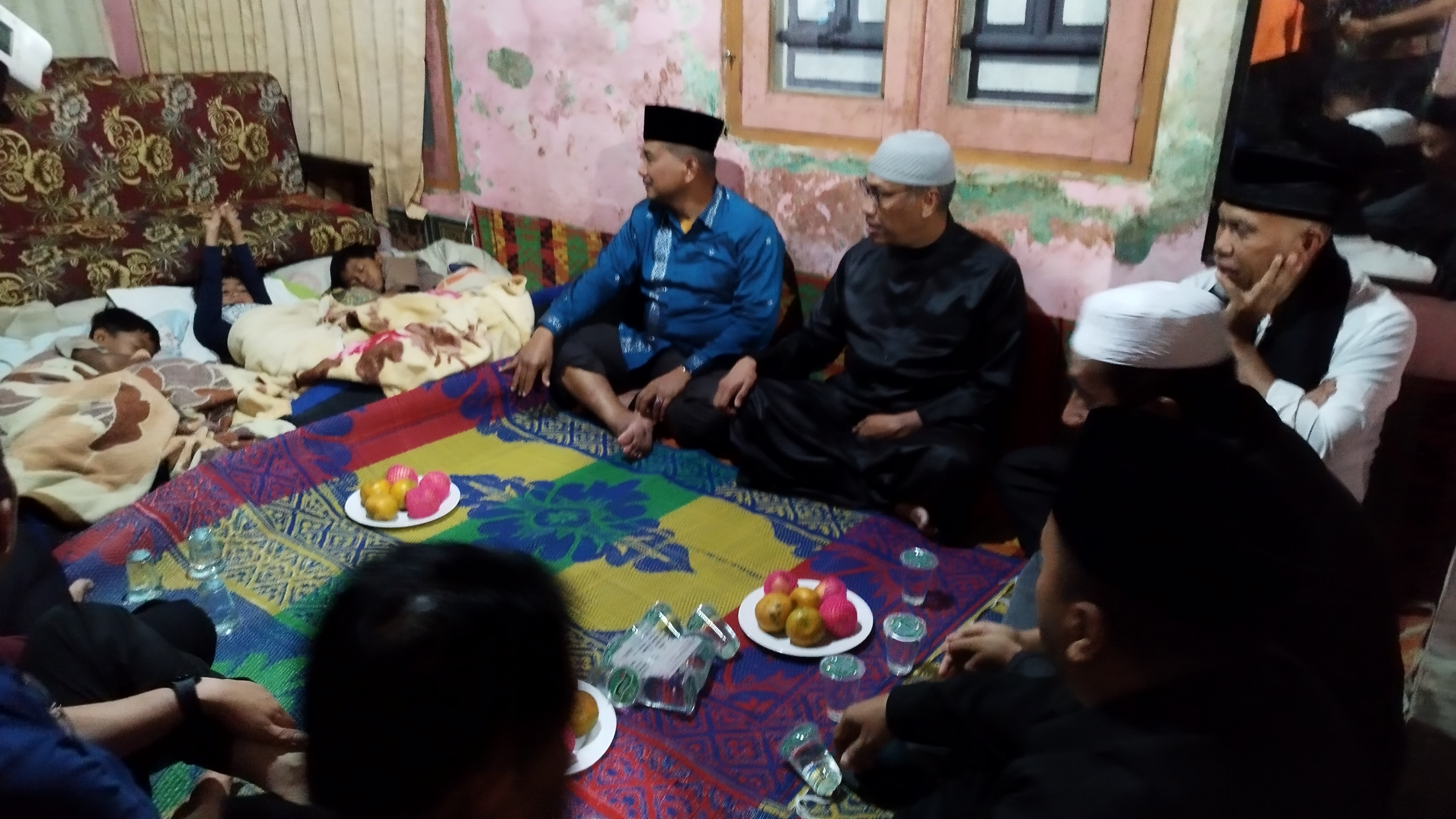 Bantu Bedah Rumah, Gubernur Mahlyedi Singgah Sahur di Kediaman Yenrianti 