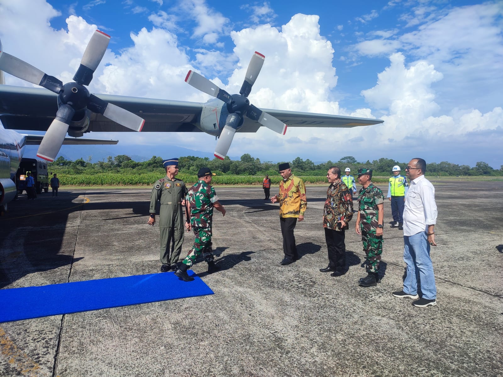 Gubernur Mahyeldi Sambut Kedatangan Danjen Akademi TNI di Lanud Sutan Sjahrir 