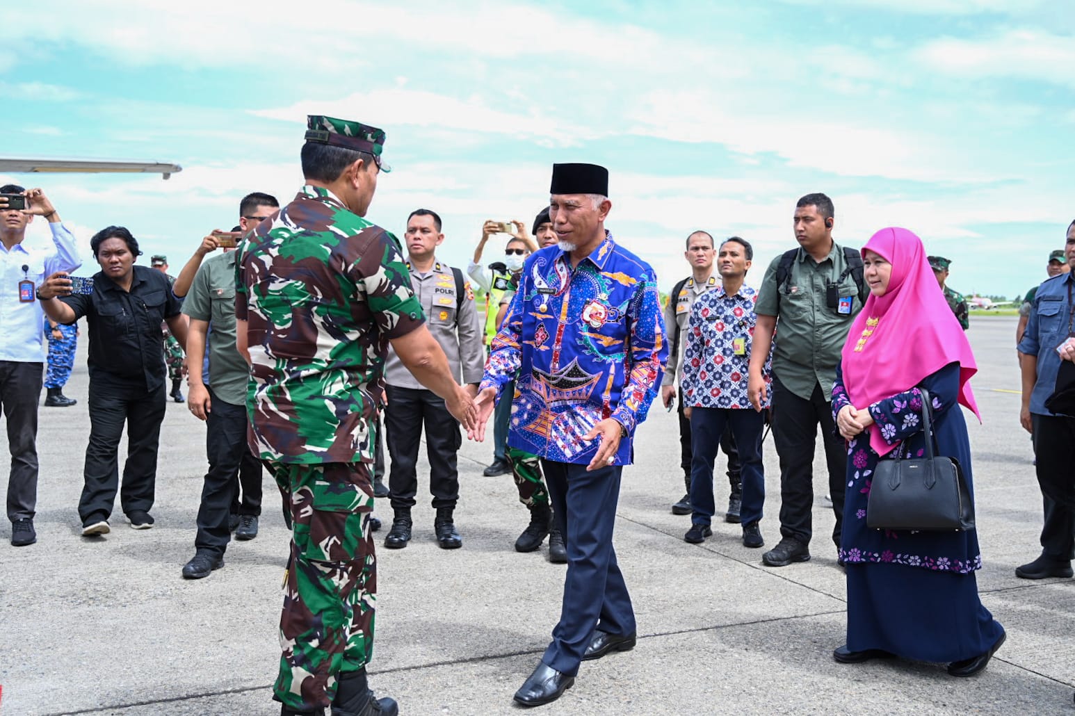 Gubernur Buya Mahyeldi Sambut Kedatangan Panglima TNI Yudo Margono dan Kapolri Jenderal Pol Litsyo Sigit Prabowo