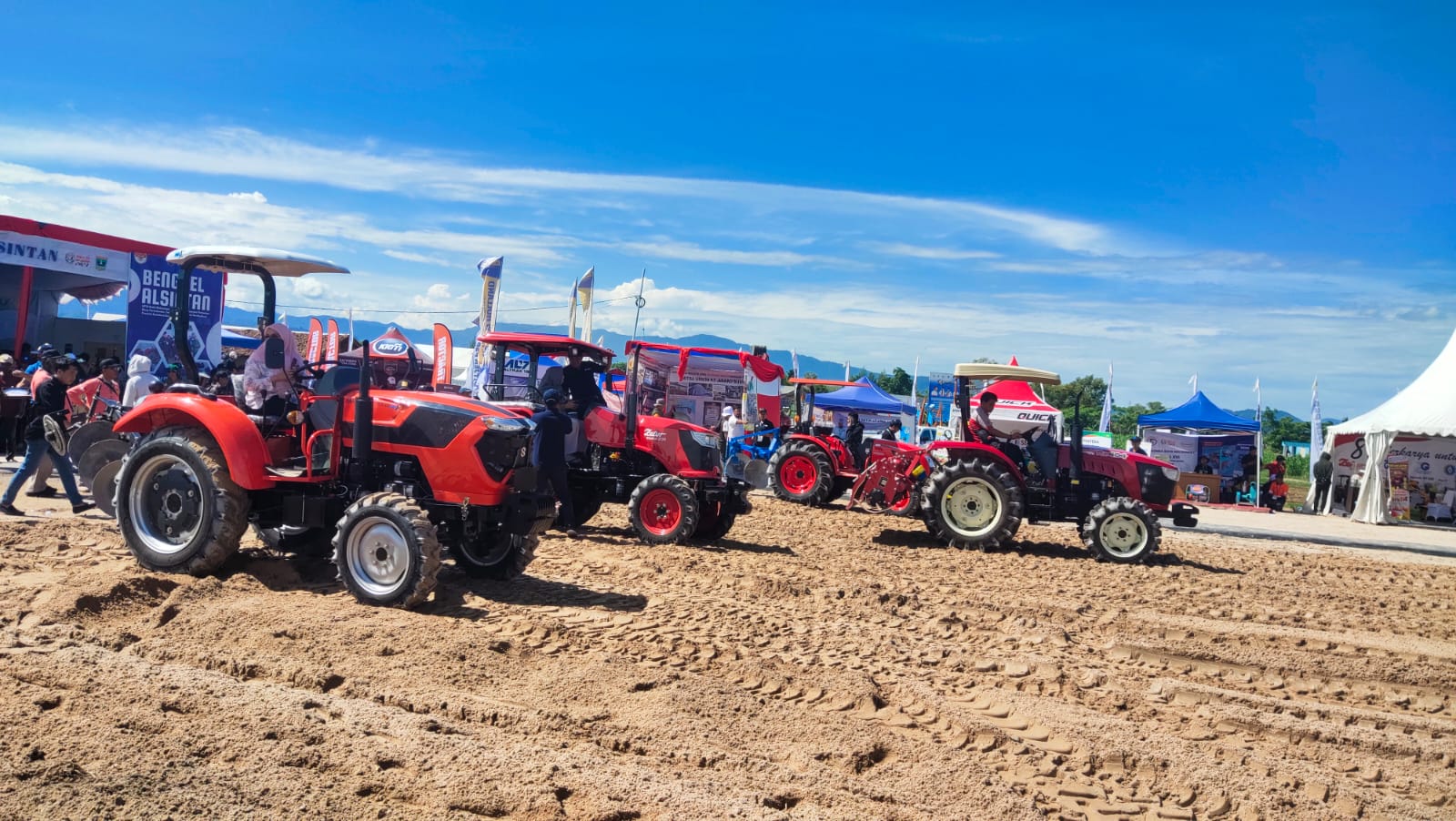 Seru Banget! Ternyata Ada Lomba Balap Traktor di Gelar Teknologi Alsintan 