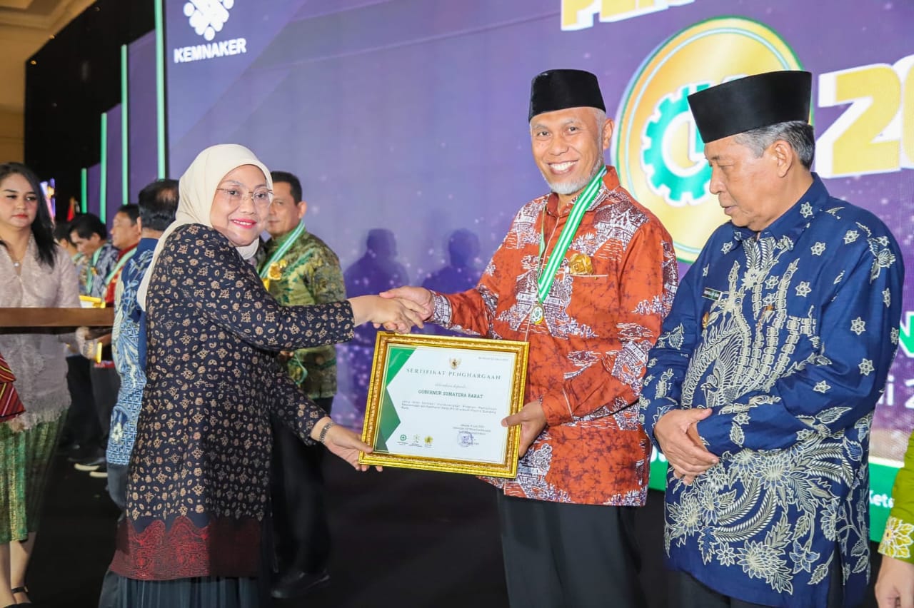 Gubernur Sumbar Dianugerahi Penghargaan Pembina K3 Terbaik 2023 Oleh Kemenaker 